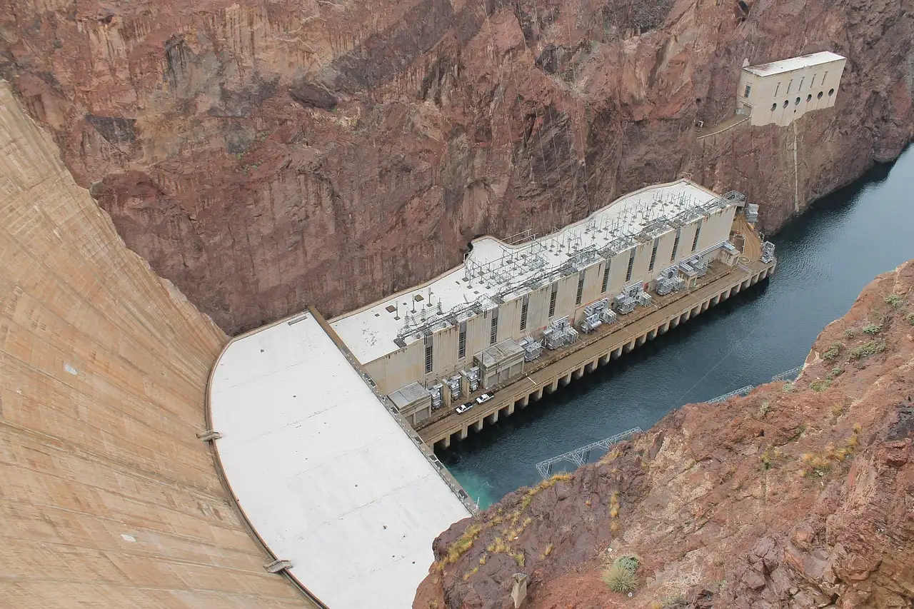 The Hoover Dam power plant at the foot of the dam wall, seen from above next to the river