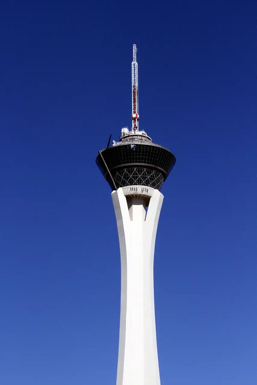 The STRAT tower and the ride mast on top against an evening sky